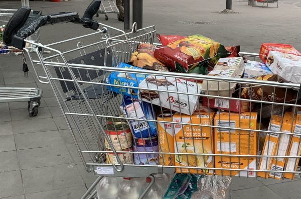 بیشتر سبدهای خرید که سوپر مارکت را ترک می کند. پر شده به بالا. با این حال ، این یک خرید همستر نیست ، بلکه یک خرید هفتگی است ، یک رهگذر Business Insider را اطمینان می دهد. "عنوان =" بیشتر سبدهای خرید که سوپر مارکت را ترک می کنند از بالا پر می شوند. با این حال ، این خرید همستر نیست ، بلکه یک خرید هفتگی است ، به یک رهگذر Business Insider اطمینان می دهد. "/>
<figcaption class=