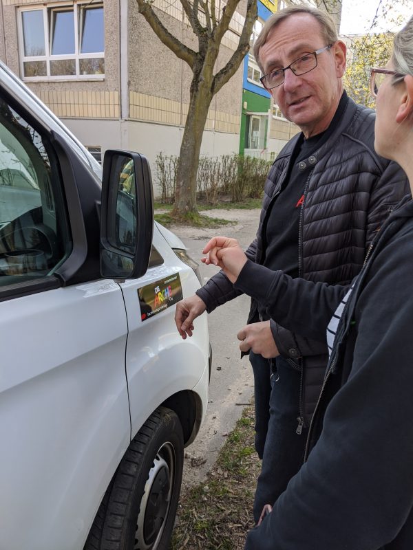 Bernd Siggelkow مقابل Arche-Mobil با Josefine Brendel. "عنوان =" Bernd Siggelkow جلوی Arche-Mobil با Josefine Brendel. "/>
<figcaption class=
