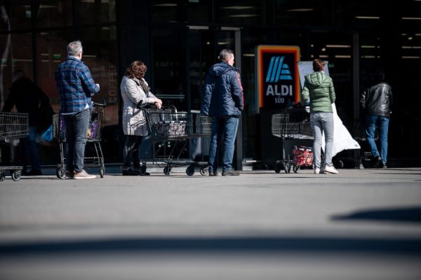  مردم در مقابل شاخه آلدی در مالهایم ایستاده اند. "title =" در ملامیم در مقابل شاخه آلدی افرادی وجود دارند. "/>


 
<figcaption class=