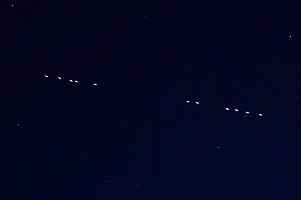  در ماه آوریل ، 60 ماهواره Starlink بر فراز آسمان ولادیووستوک در روسیه دیده می شدند. "عنوان =" بالای آسمان ولادیوستوک در روسیه 60 ماهواره Starlink را در ماه آوریل نشان داد. "/>


 
<figcaption class=