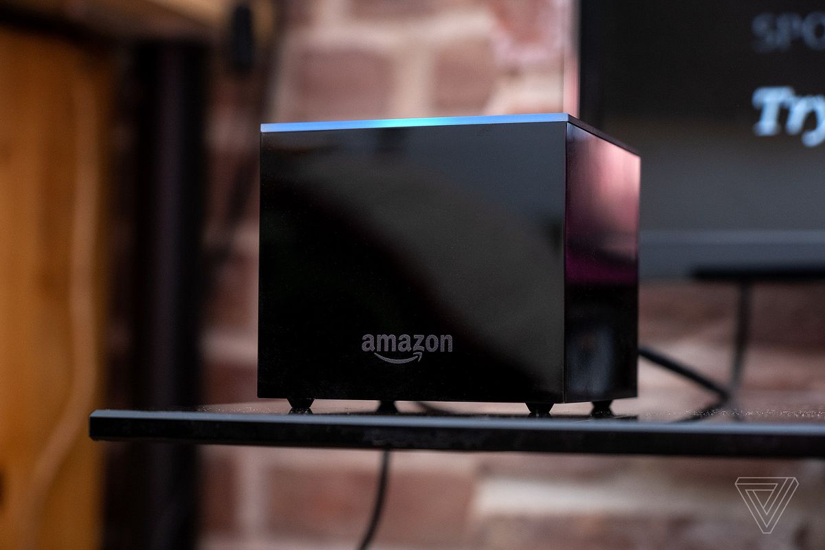 Fire TV Cube آمازون ، بهترین پخش کننده پخش جریانی اگر بلندگوی هوشمند ندارید ، روی پایه تلویزیون تصویر شده است.